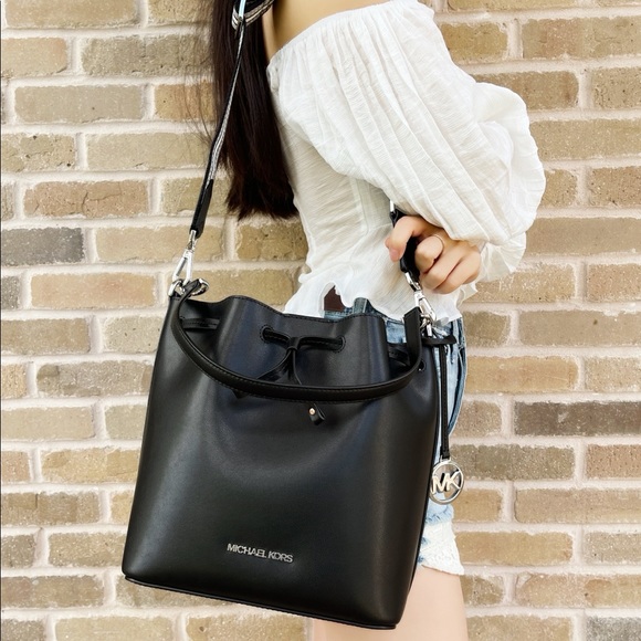 Gaby’sBags👜💕-NWT Michael Kors Bucket Bag Black - Picture 2 of 6